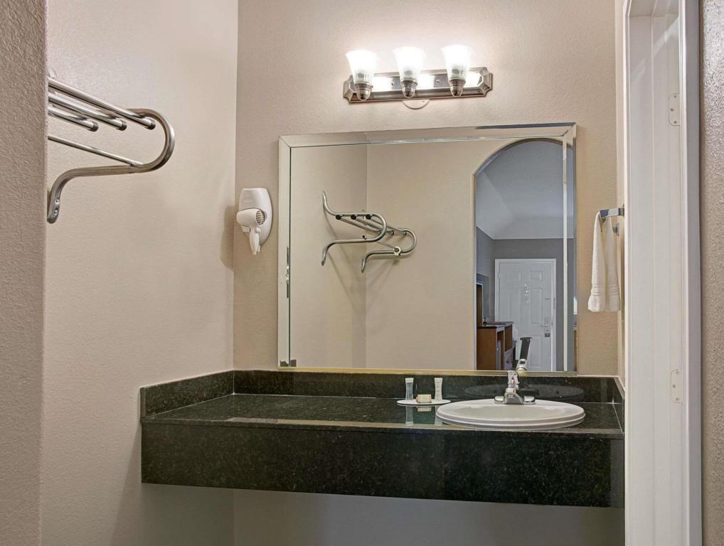 Super 8 by Wyndham Montgomery/ Lake Conroe Main image 1